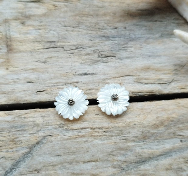 Cercei delicati, floricele din sidef natural / argint rodiat