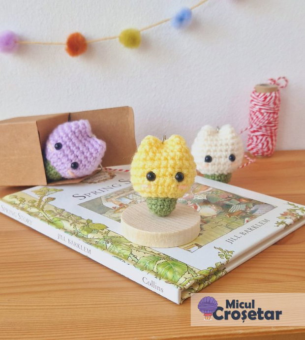 Lalele vesele - Povesti la purtator - Martisor crosetat