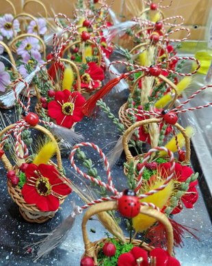 Martisor cosulet cu maci rosii