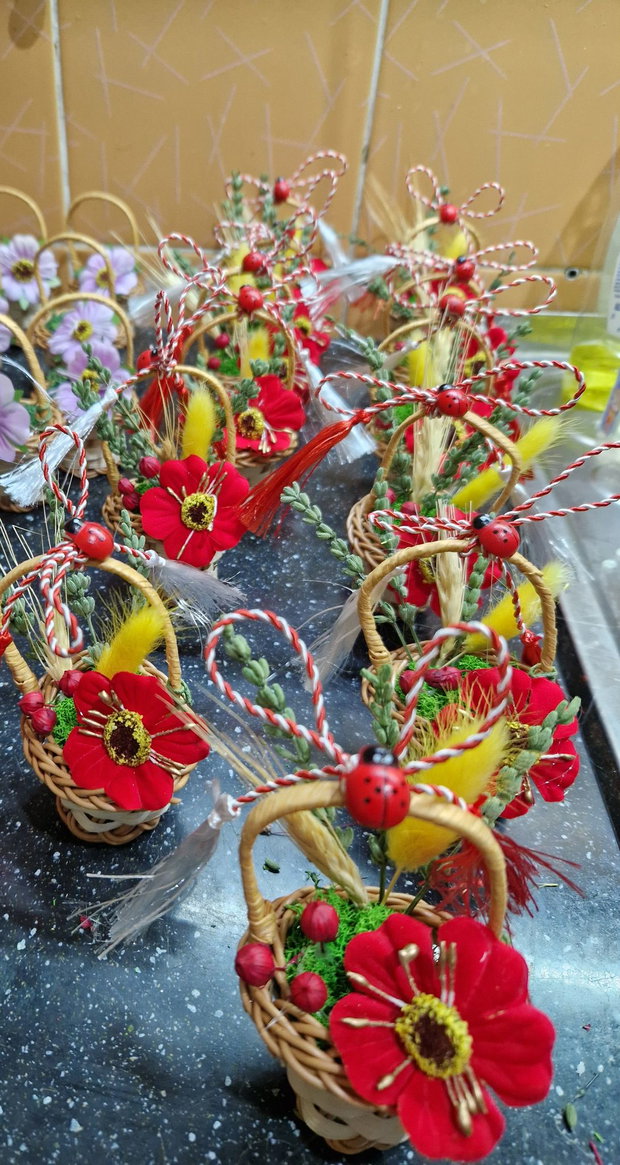 Martisor cosulet cu maci rosii