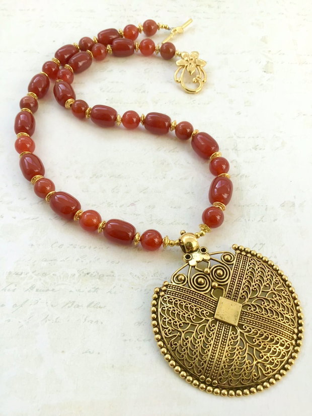 Colier agate carneol & pandantiv auriu