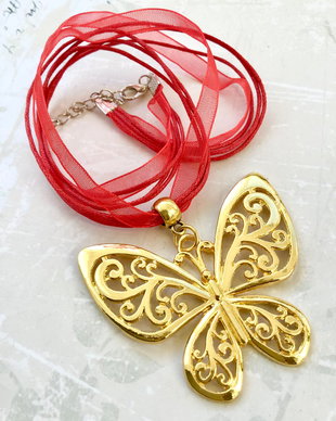 Pandantiv MARTISOR fluture & snur organza rosu