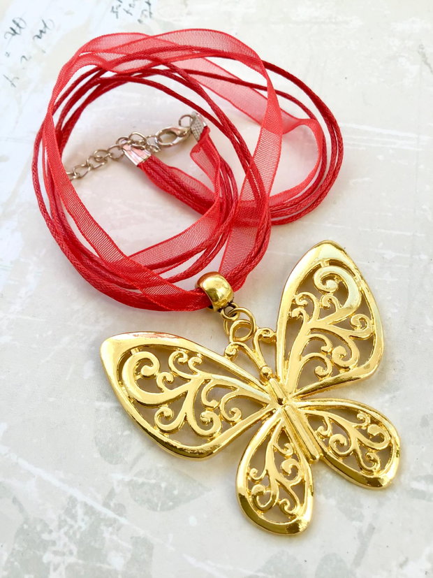 Pandantiv MARTISOR fluture & snur organza rosu