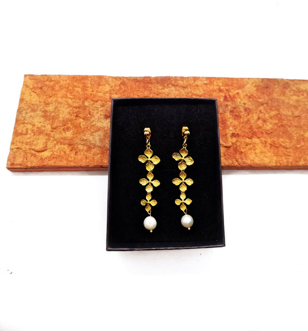 Cercei "Pearl flowers" din inox auriu, alama si perle de cultura