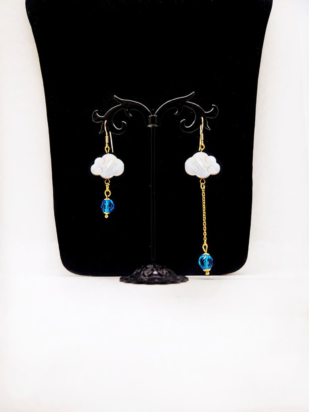 Cercei "Delicate Rain" din argint placat cu aur, inox, sidef si sticla