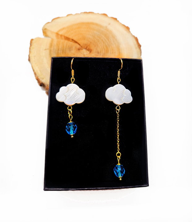 Cercei "Delicate Rain" din argint placat cu aur, inox, sidef si sticla