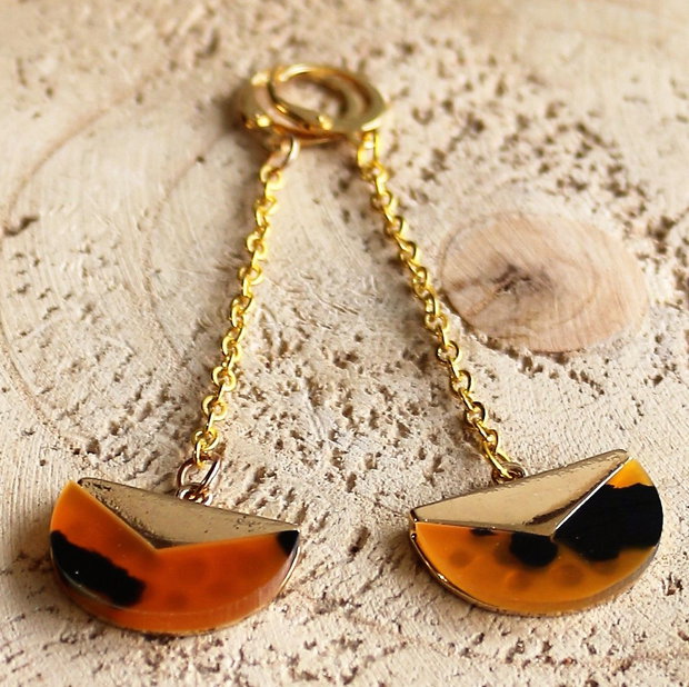 Cercei atarnatori din linkuri de metal si rasina