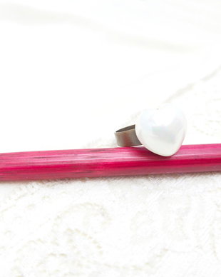 Inel cu inima de perla alba