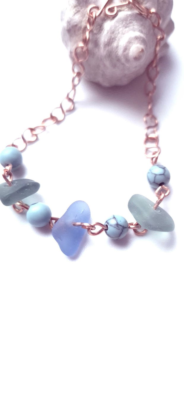 Bratara din cupru cu sticla de mare-sea glass, margele de turcoaz sintetic