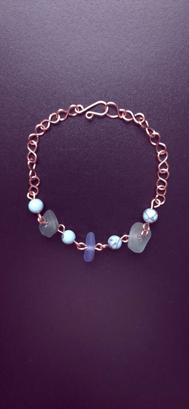 Bratara din cupru cu sticla de mare-sea glass, margele de turcoaz sintetic