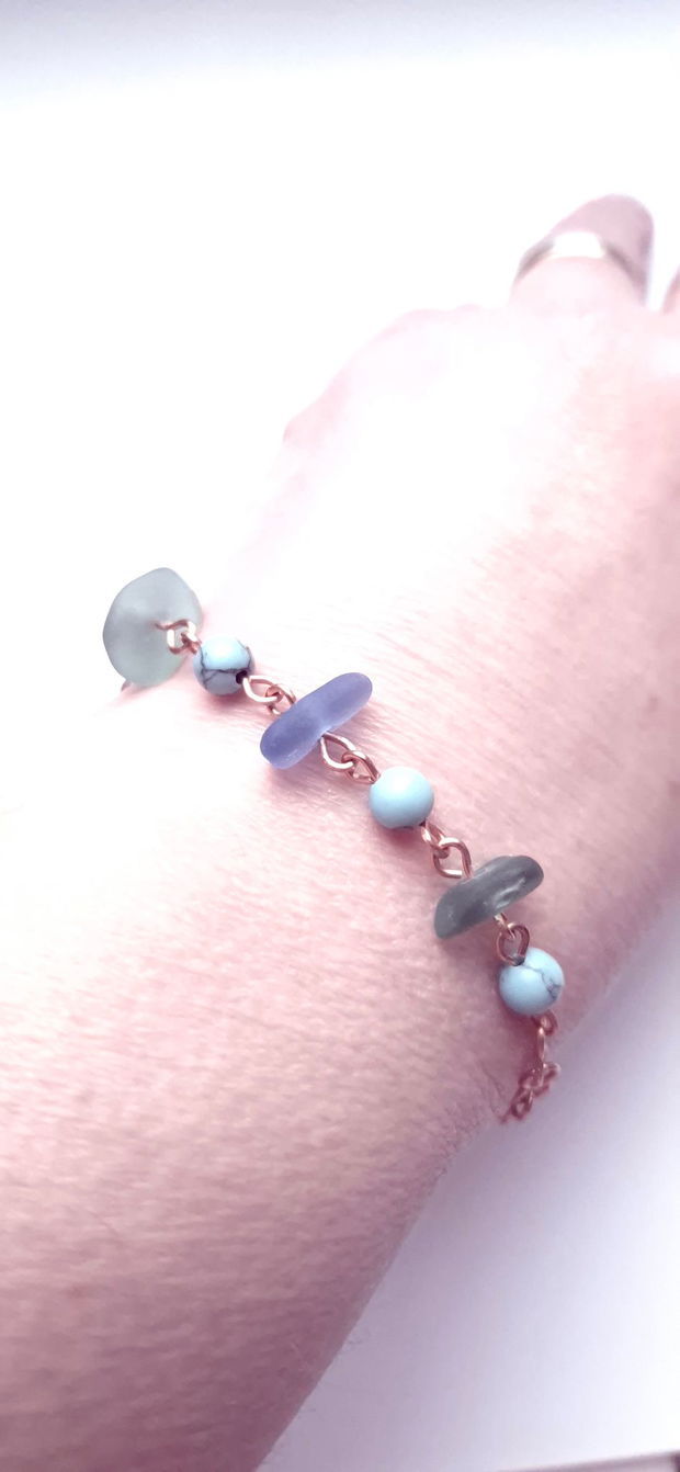 Bratara din cupru cu sticla de mare-sea glass, margele de turcoaz sintetic