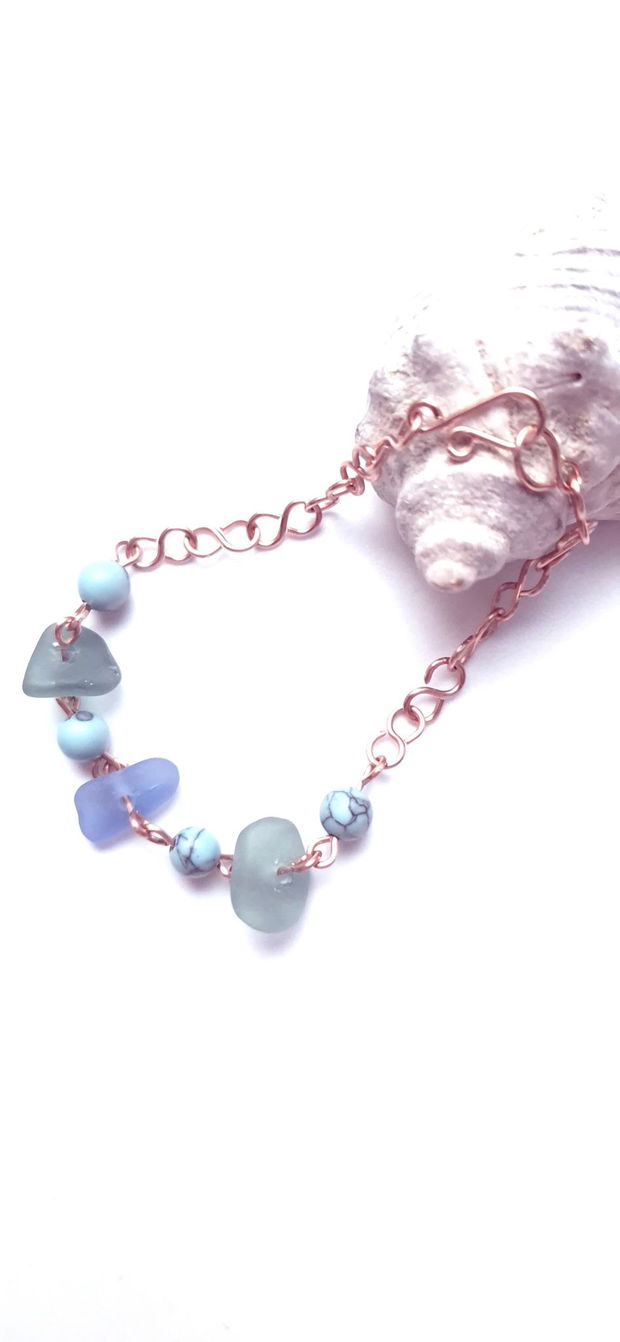 Bratara din cupru cu sticla de mare-sea glass, margele de turcoaz sintetic