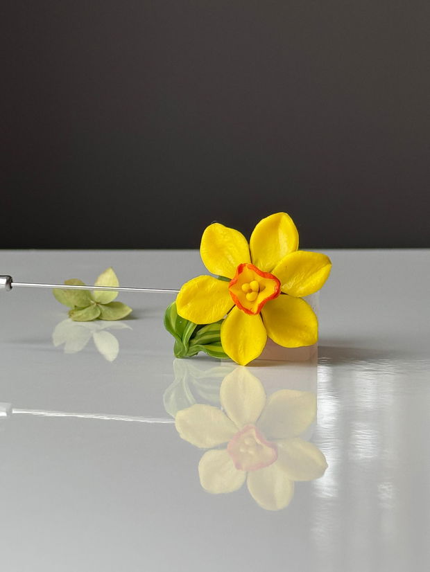 Broșă Daffodil Glow