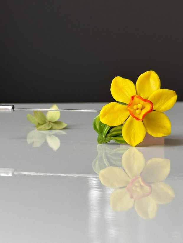 Broșă Daffodil Glow