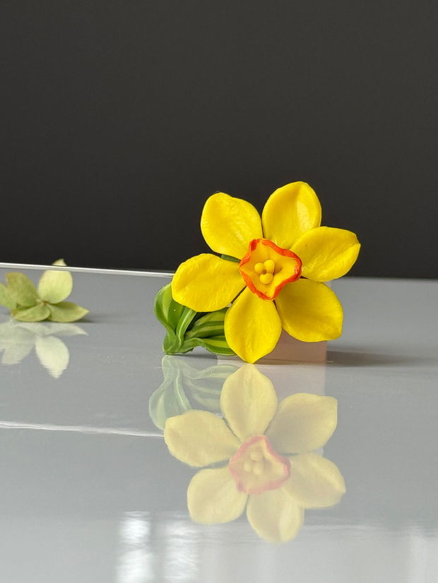 Broșă Daffodil Glow