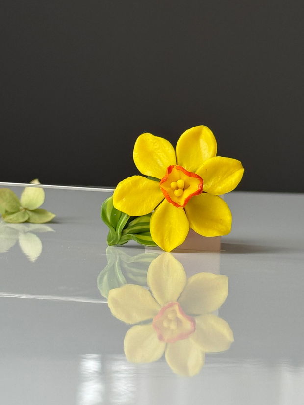 Broșă Daffodil Glow