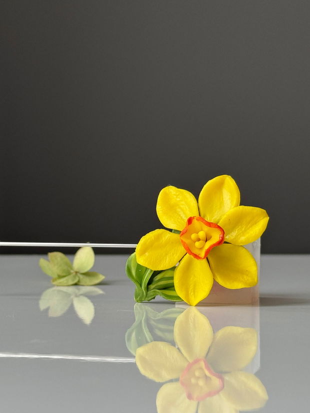 Broșă Daffodil Glow
