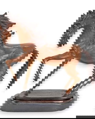 Cal la trap-statueta din bronz pe un soclu din marmura