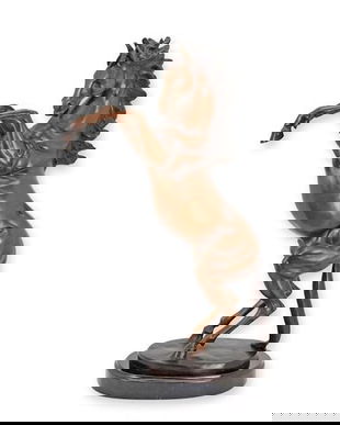 Cal sarind-statueta din bronz pe un soclu din marmura