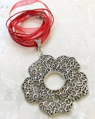 Pandantiv MARTISOR & snur organza rosu