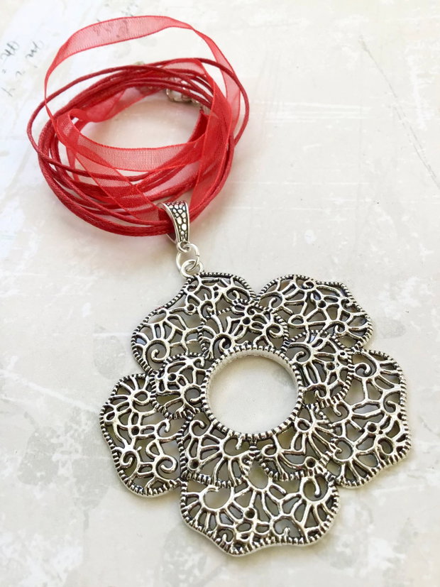 Pandantiv MARTISOR & snur organza rosu