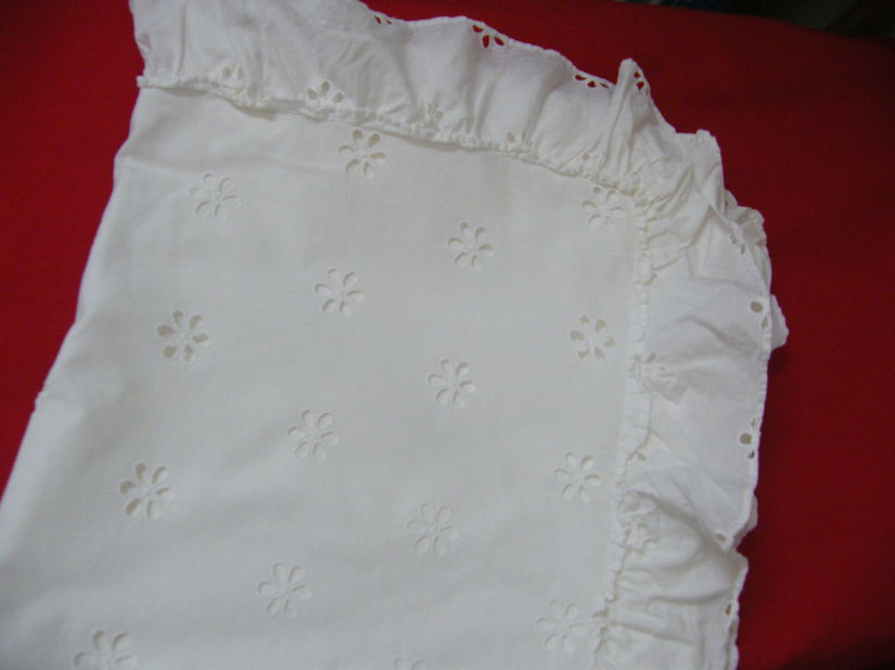 Husa broderie volanas