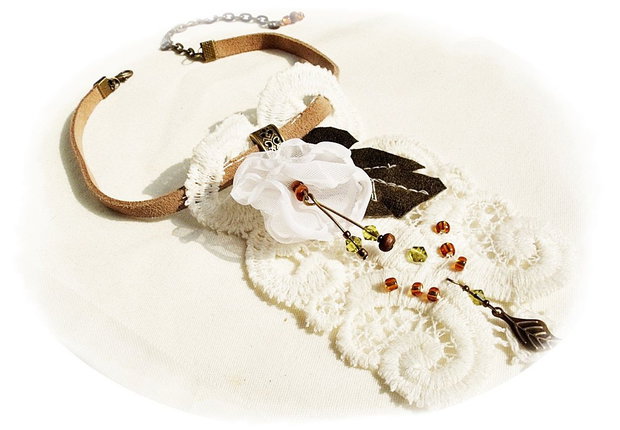 colier dantelat fleurs de lys