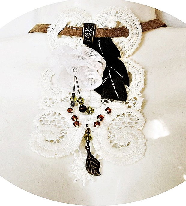 colier dantelat fleurs de lys