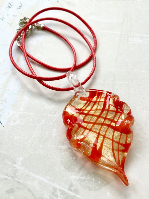 Pandantiv MARTISOR sticla Murano & șnur organza / textil
