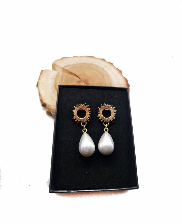 Cercei "Sun Pearl" din alama placata cu aur 18 k si perle mari seashell