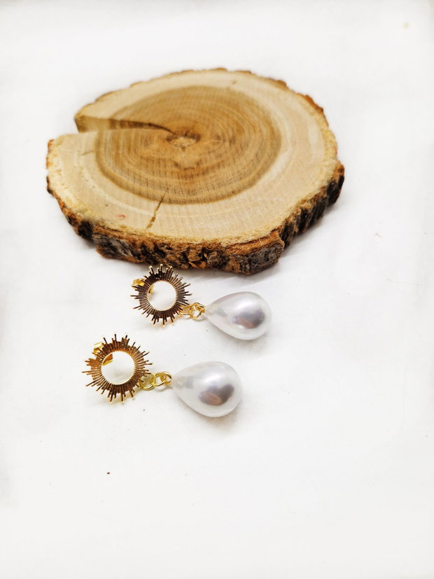 Cercei "Sun Pearl" din alama placata cu aur 18 k si perle mari seashell