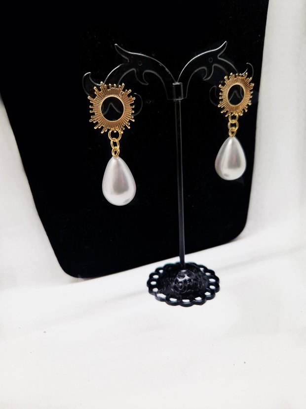 Cercei "Sun Pearl" din alama placata cu aur 18 k si perle mari seashell