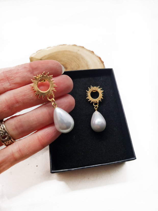 Cercei "Sun Pearl" din alama placata cu aur 18 k si perle mari seashell