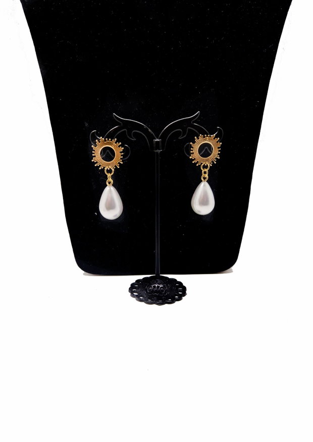 Cercei "Sun Pearl" din alama placata cu aur 18 k si perle mari seashell