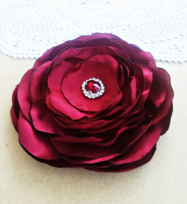 Brosa floare visinie mare cu cristale 14,5 cm