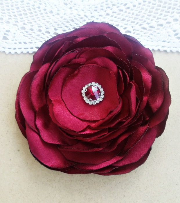 Brosa floare visinie mare cu cristale 14,5 cm