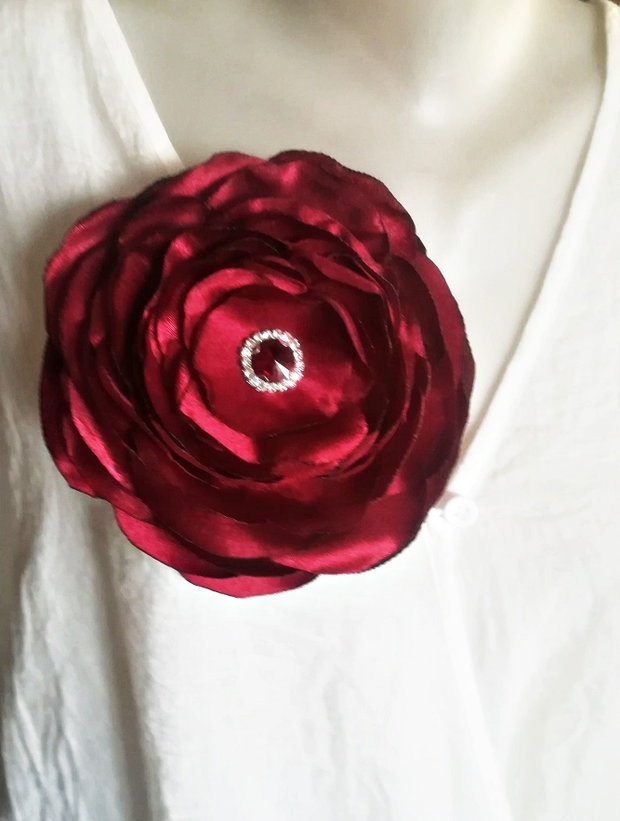 Brosa floare visinie mare cu cristale 14,5 cm