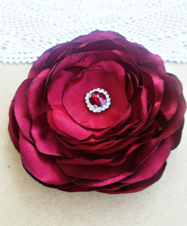 Brosa floare visinie mare cu cristale 14,5 cm
