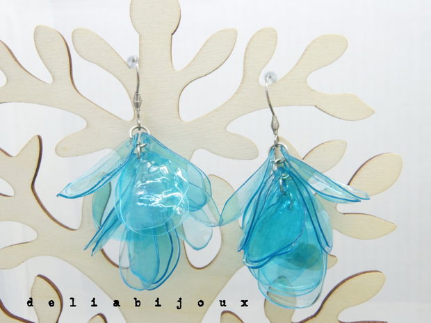 Cercei statement handmade unicat - PET-uri (plastic) reciclate - petale - aripioare (cod1192)