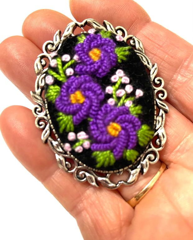 Brosa cu broderie manuala - ramura cu flori