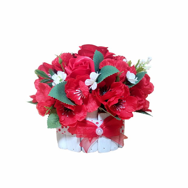 Aranjament rosu, unicat, in ghiveci alb din lemn cu fundita cu buline, 20 x 16 cm   3867