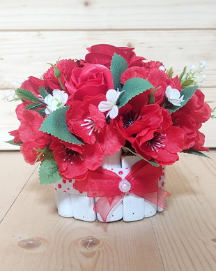 Aranjament rosu, unicat, in ghiveci alb din lemn cu fundita cu buline, 20 x 16 cm   3867