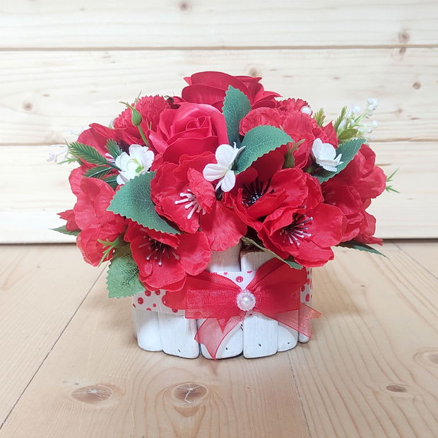 Aranjament rosu, unicat, in ghiveci alb din lemn cu fundita cu buline, 20 x 16 cm   3867