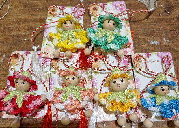 Fetite floricele multicolore crosetate
