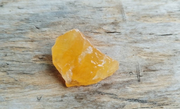 Calcedonie galbena, piatra bruta 25x25x13 mm