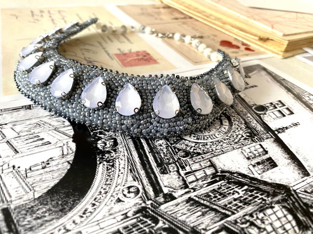Colier statement cu cristale gri・Colier cu margele・Colier statement
