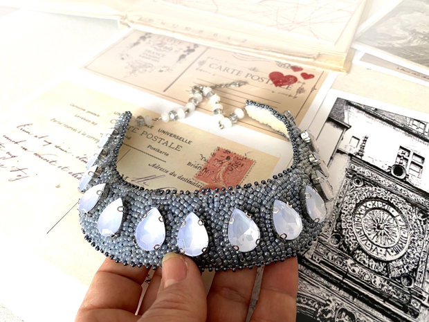 Colier statement cu cristale gri・Colier cu margele・Colier statement