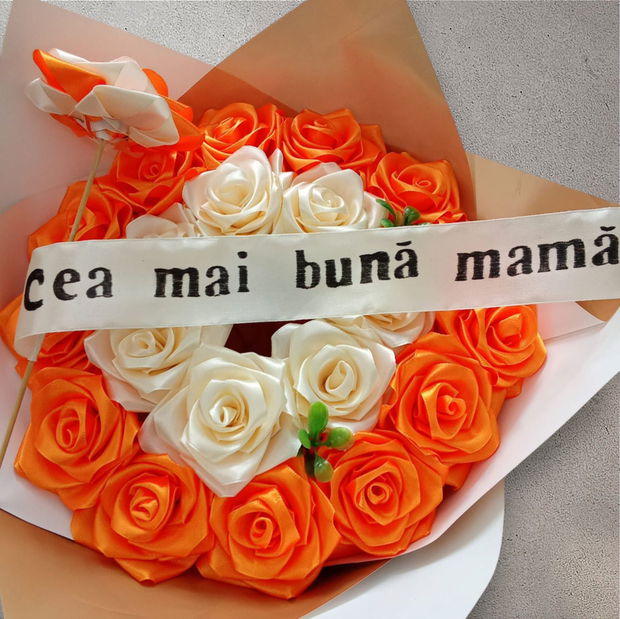 Buchet din trandafiri de satin cu text ascuns