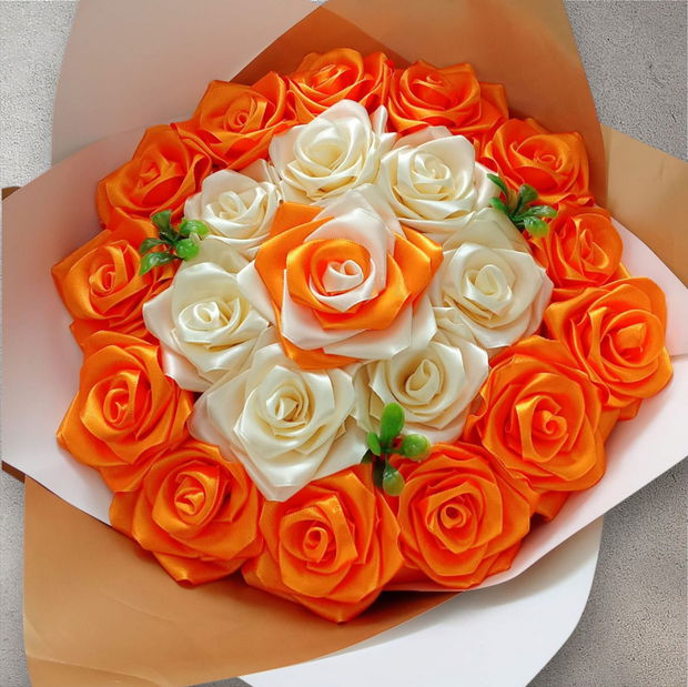 Buchet din trandafiri de satin cu text ascuns