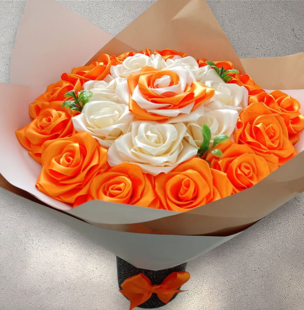 Buchet din trandafiri de satin cu text ascuns